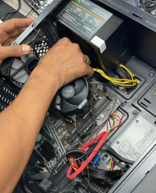 Técnico reparando la placa de un computador portátil